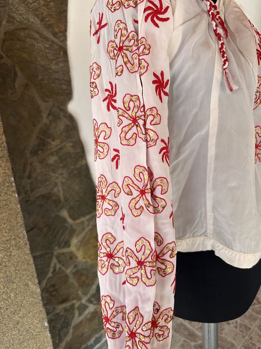 Ie traditionala , cu flori rosii