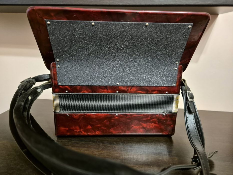 Vând acordeon hohner