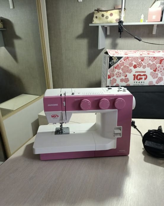 Продам швейную машинку Janome