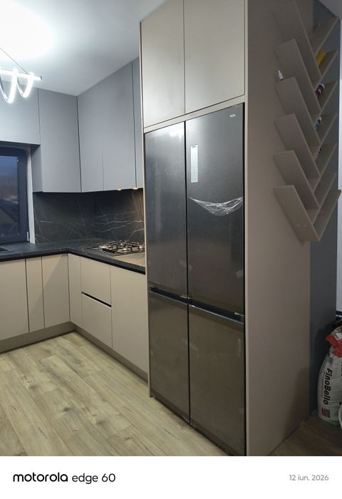 Mobilă la comandă pentru Bucătări Dormitoare Living Dressing Băi Holur
