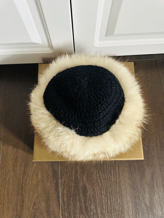 Caciula eleganta , de dama , din blana naturala alb / crem ,