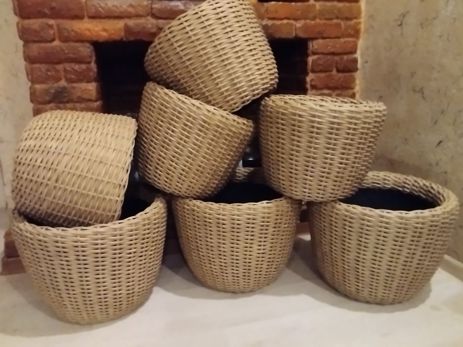 Кашпо из искусственного ротанга