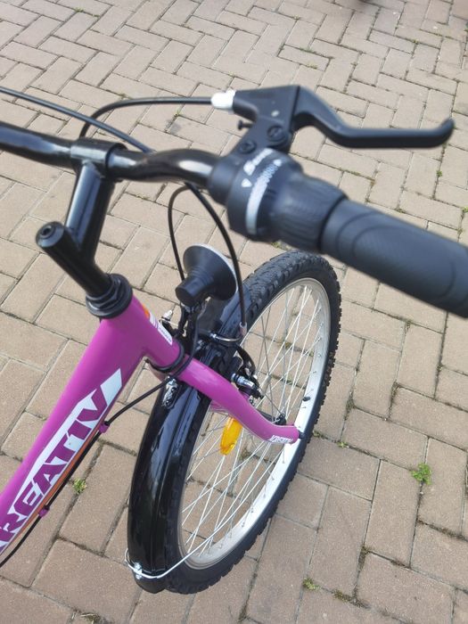 Vând doua biciclete roz și roșie fete și băieți roti 20 și 24