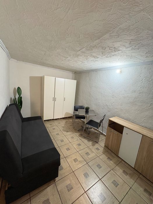 Închiriez cameră la curte