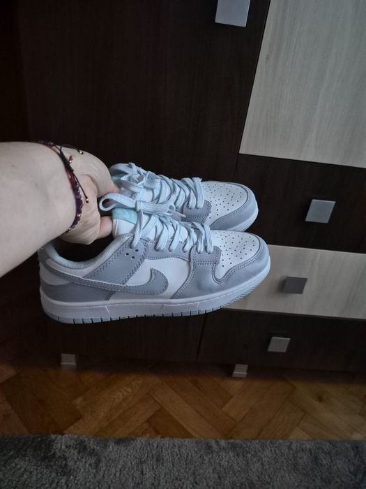Adidași noi, nepurtati