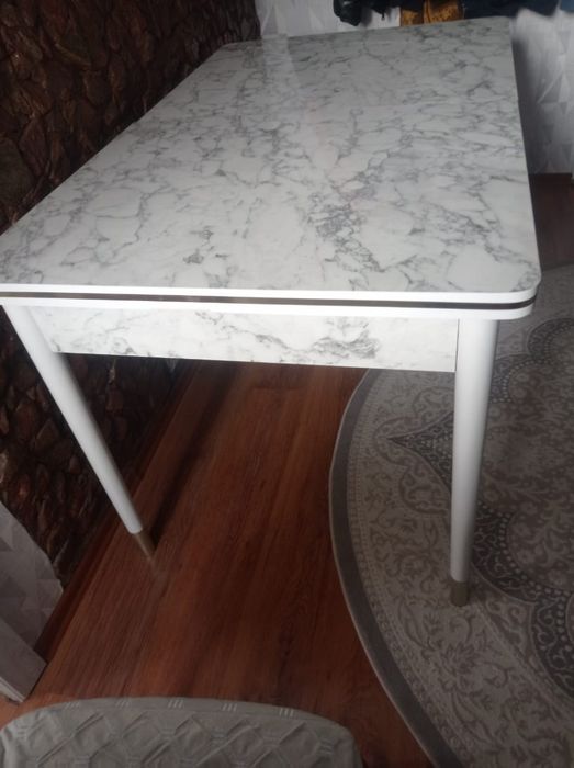 Продам стол ч хорошем состоянии