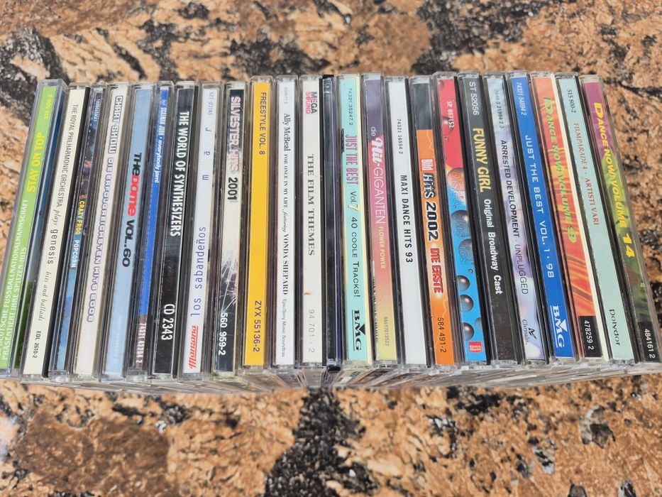 Vând 24 CD muzica usoara mixta straina artisti  internationalii
- Tot