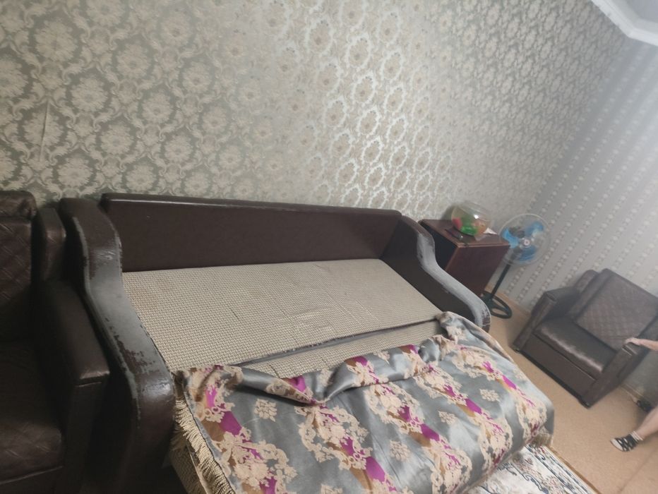 Продам диван с двумя креслами б.у