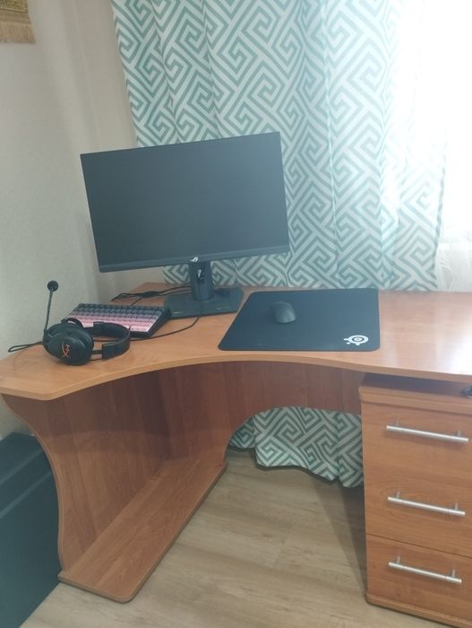 Компьютерный стол, лдсп. Отдам даром, самовывоз.