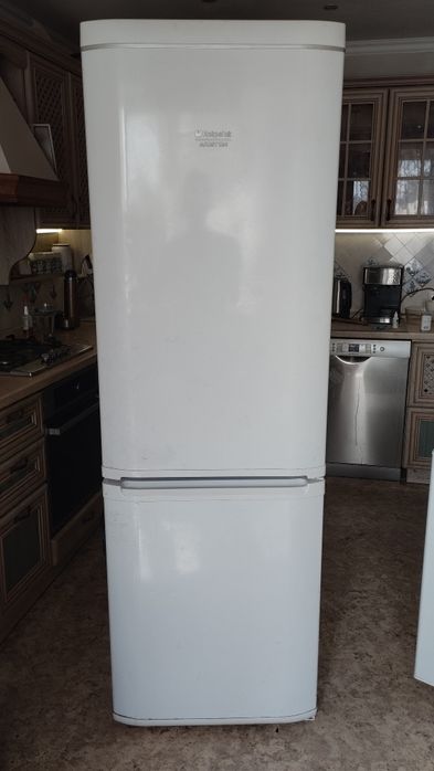 Холодильник Аристон, работает только верх