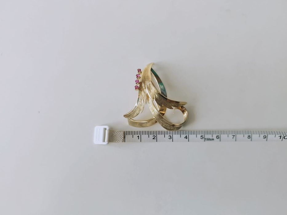 Veche brose din aur de 14k 585, cu pietre rosii (rubine), copii