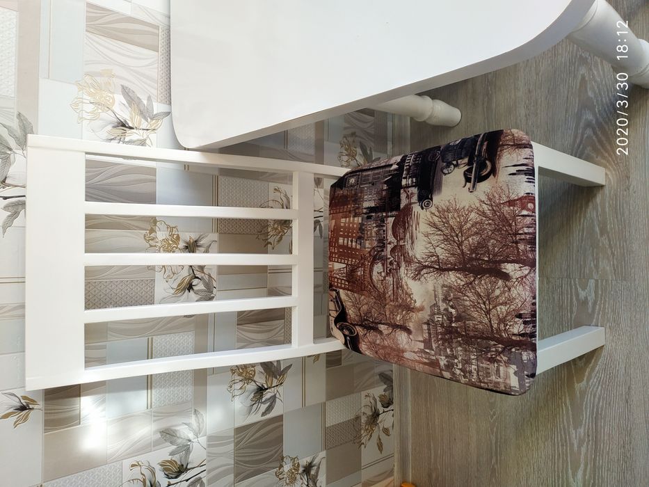 Продам кухонный стол и 4 стула