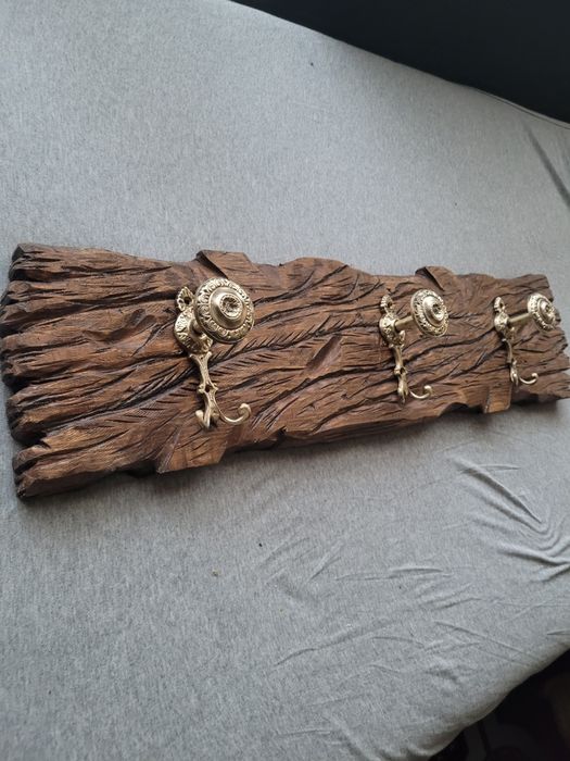 Закачалка от дърво и масивен бронз