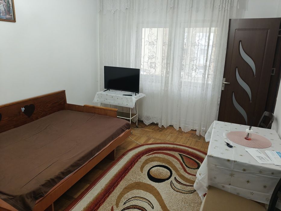 Închiriez garsoniera