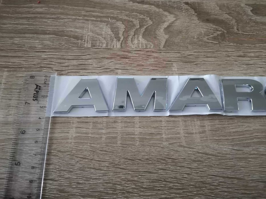 сребрист надпис Volkswagen Amarok