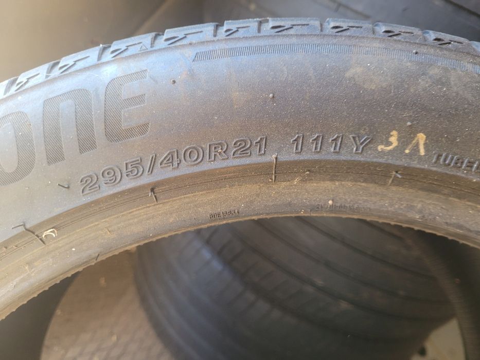 Продам шины 295 40 R21
