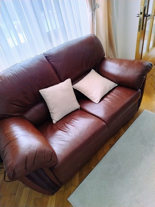 Vând canapele piele