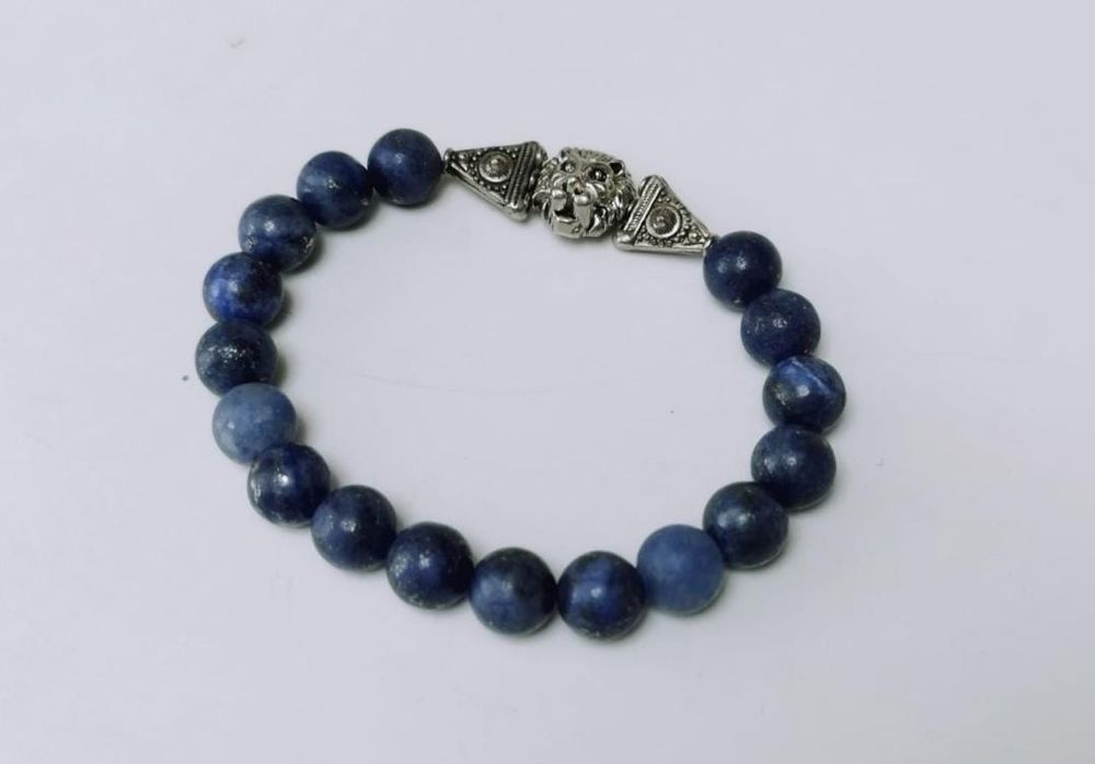 Bratara veche cu lapis lazuli si inchizatoare argintie cu un leu, copi