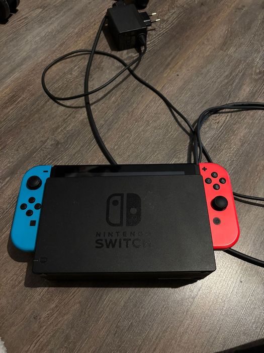 Nintendo switch 1 cu o consola.