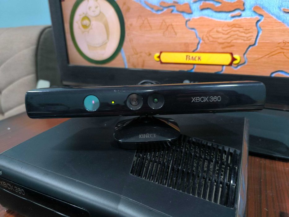 XBox 360S Model 1439 б/у. Все отлично работает!