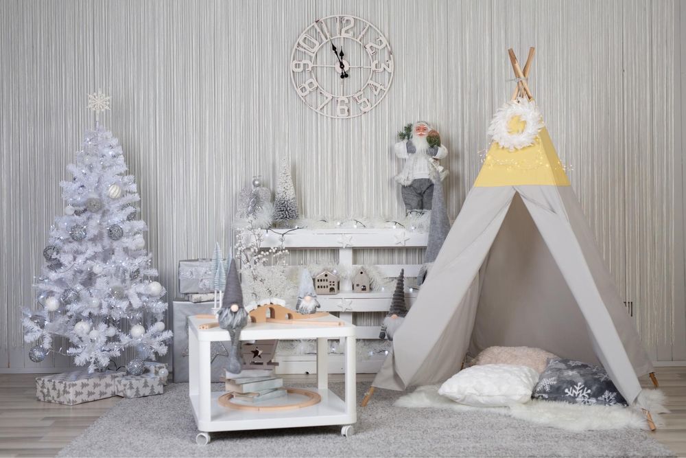 Продават се коледни декори