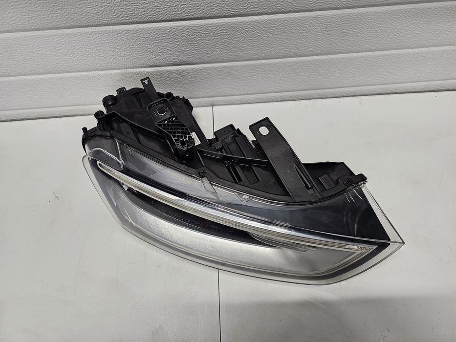 Far dreapta Bi-xenon Led Audi Q3  cod : 8U0 941 006