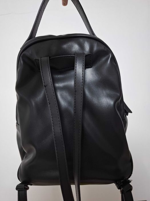 мека кожена раница