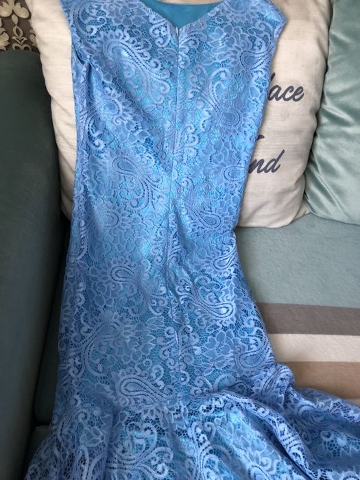 Продаются нарядные платья.