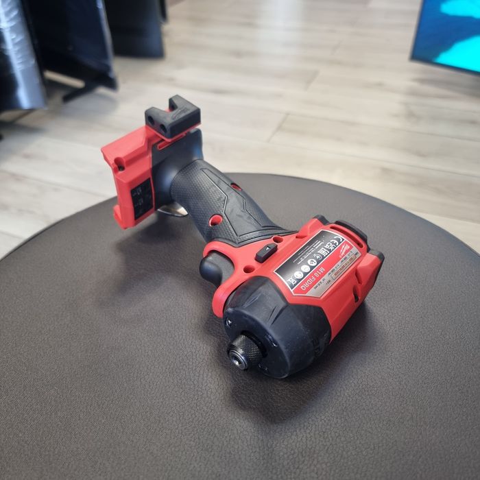 Amanet F28: Masina de insurubat Milwaukee cu impact M18 FIDRQ