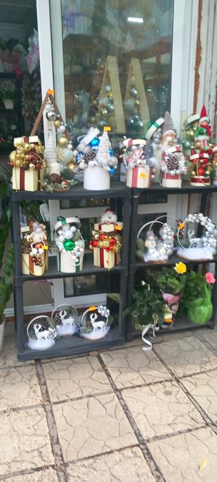 Подаръци за коледа и цветя