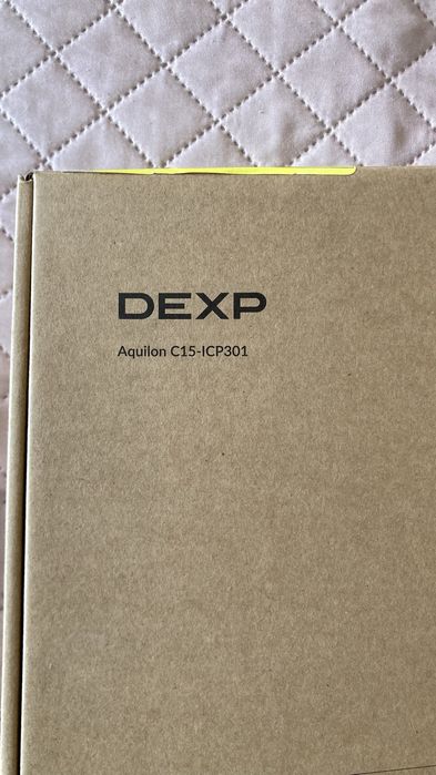 Ноутбук с наушниками