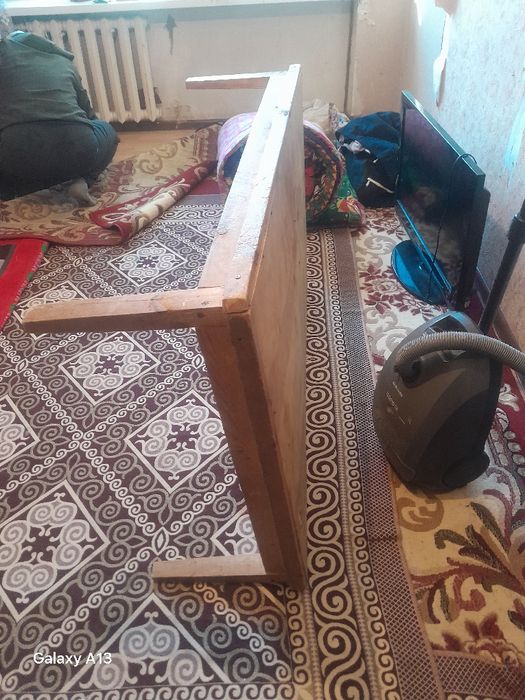 Есик, банк, чимодан, стул, кол машина