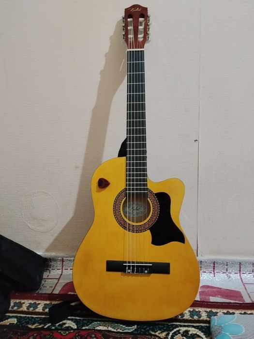 Klassik gitara sotiladi hali yangi