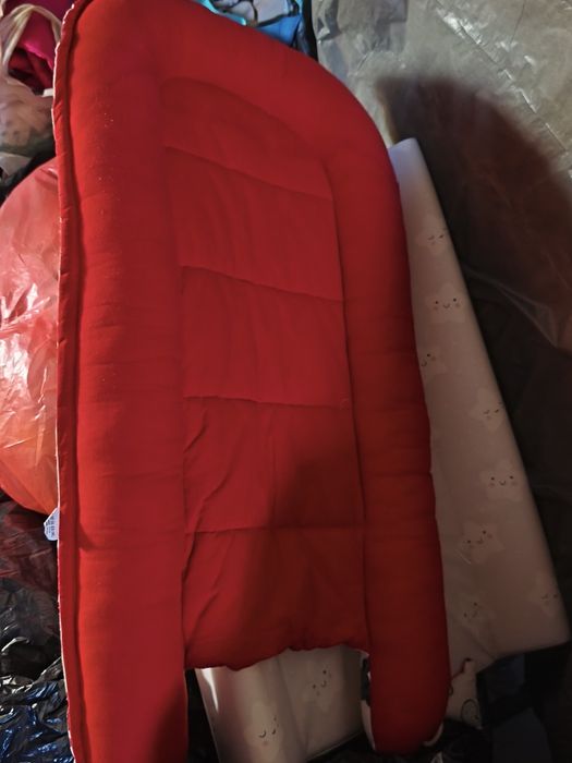 Vând baby nest de fetițe