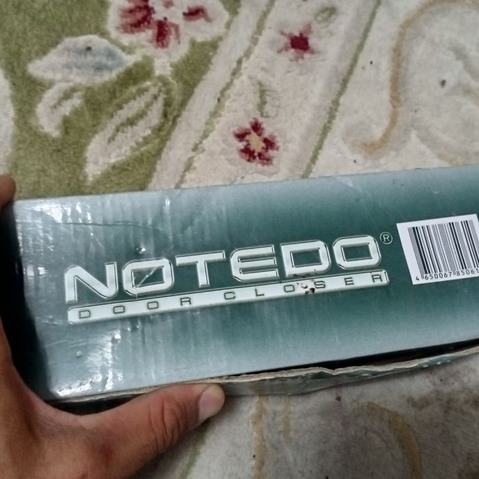 Дверной доводчик