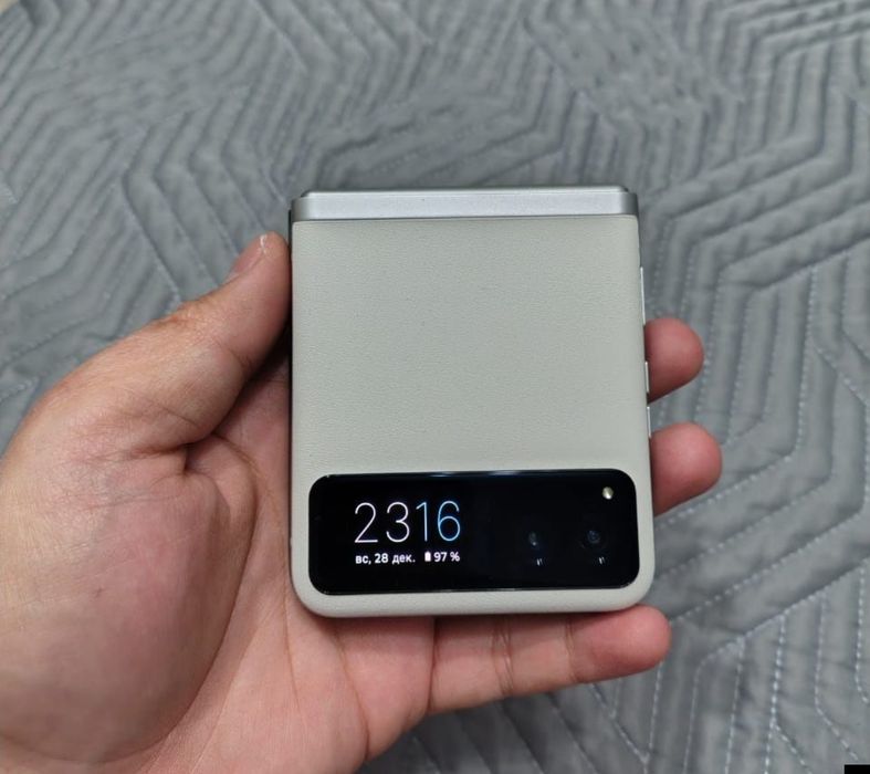 Xiaomi 12T, Moto razr 40,