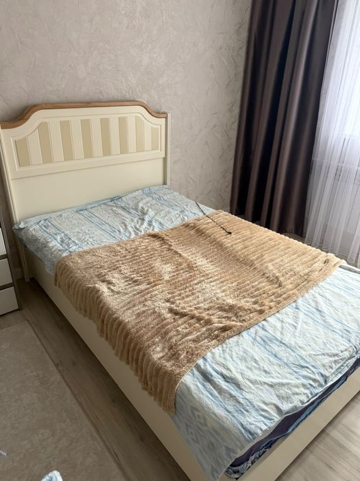 Кровать с матрацем