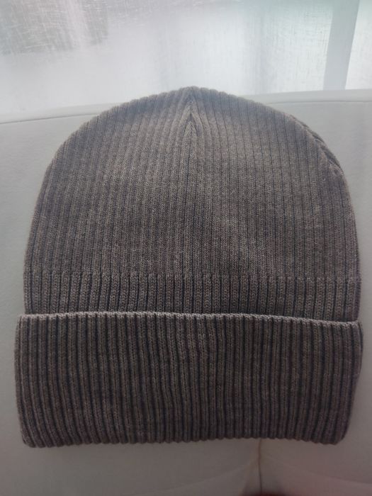 Отдам зимние шапки, шарфы