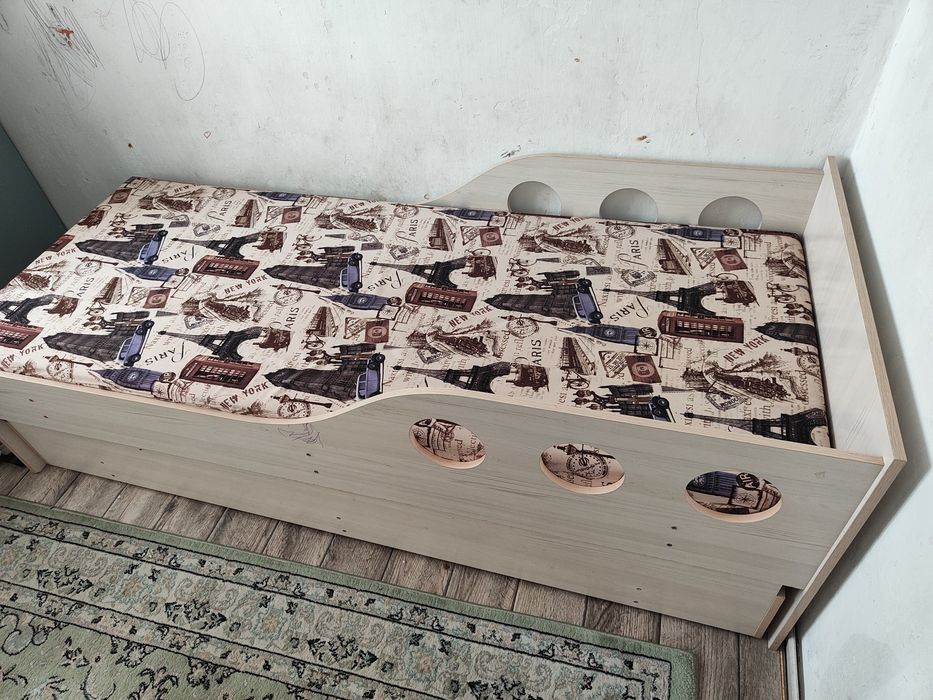 Кровать двухярусная, выдрижная