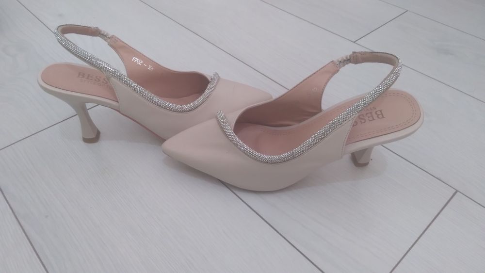 Новый туфли сандали