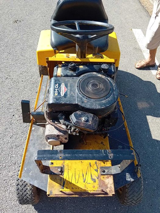 Vând tractoras de tuns iarba