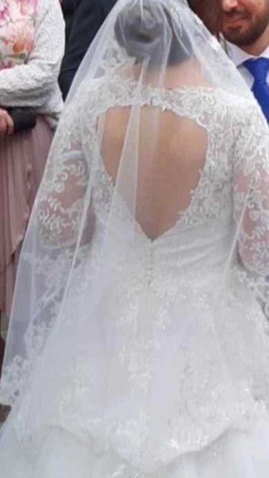 Rochie de mireasa, cu voal si fundita detasabila, marimea 44.