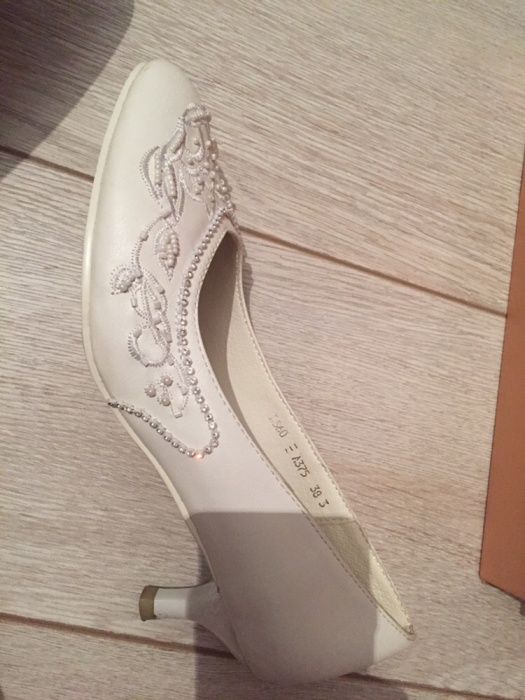 Продам белые туфли на низком каблуке