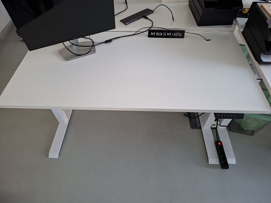 Birou reglabil  electric in stare noua 140x70 cm