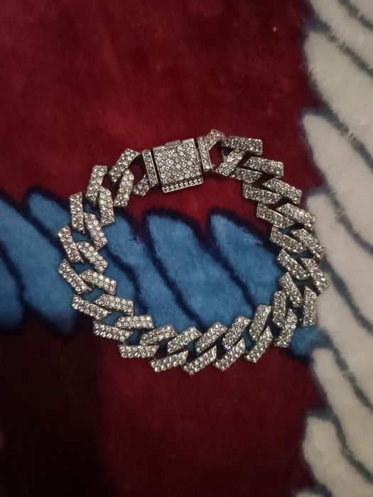 Vând lanțuri si brățări