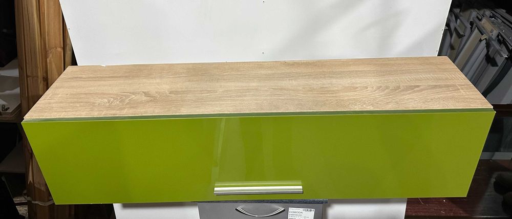 Dulap Suspendat cu usa si rafturi; Corp solid de perete