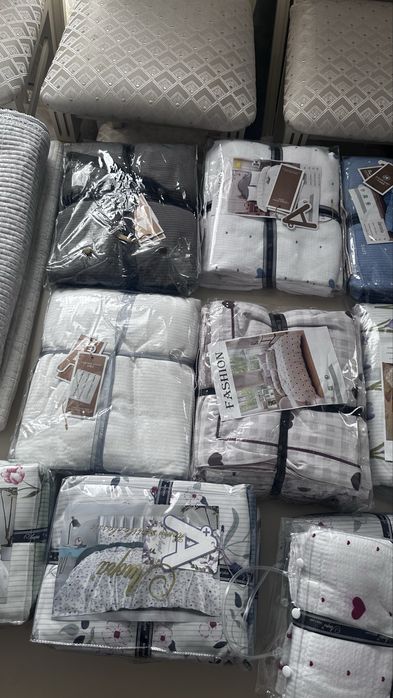 Разные товары для диван и одежда