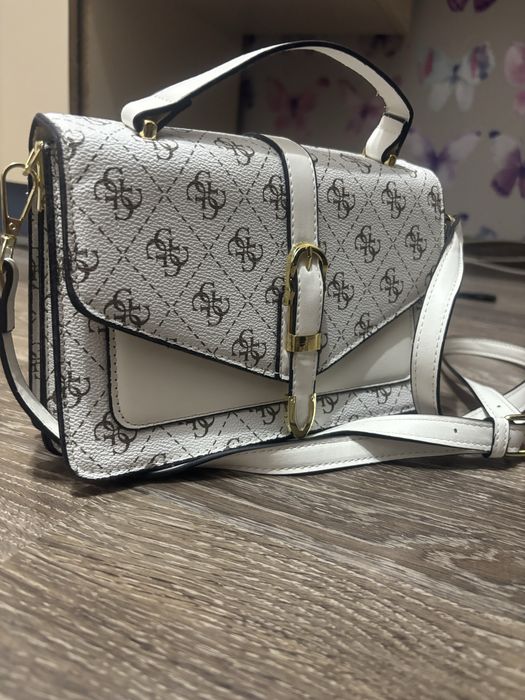 Бяла чанта на guess