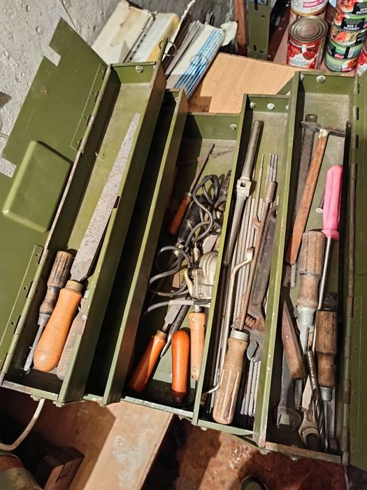 Инструменти използвани,чукове,бензинова лампа нова.