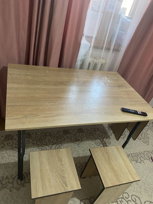 Стол и стулья состояние хорошая